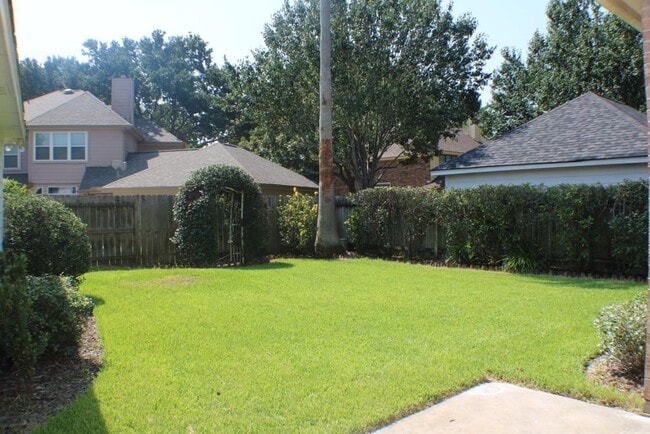 Building Photo - 2411 Rose Hollow Dr