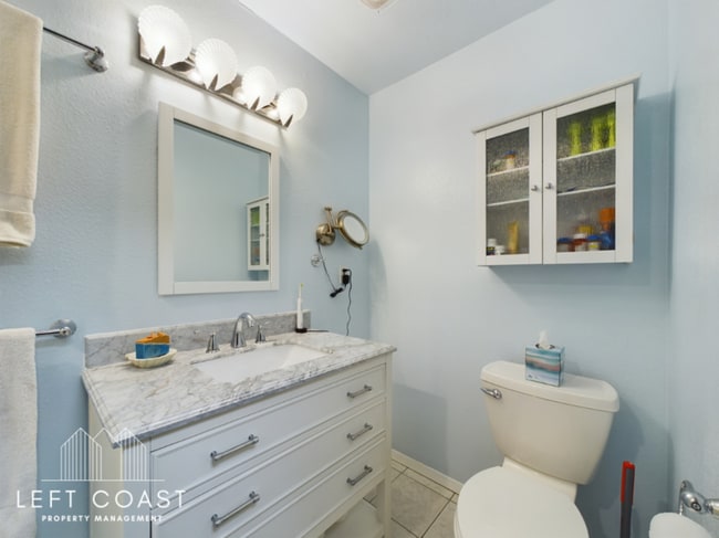 Building Photo - 1033 NW Inlet Ave