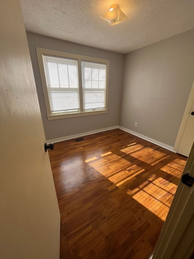 Building Photo - Beautiful House in quite neighborhood