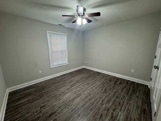 Building Photo - Spacious five bedroom, two bathroom home s...