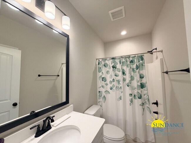 Building Photo - Custom-crafted details shine throughout this stunning 3-bedroom home in Magnolia at the Bluffs in...