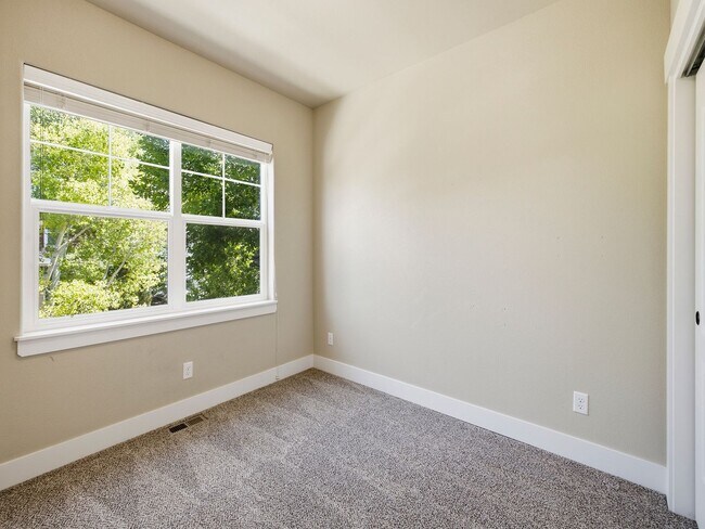 Building Photo - Gorgeous 3-Story Townhome in Excellent Fort Collins Location!