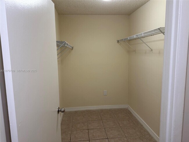 Building Photo - 915 NW 1st Ave