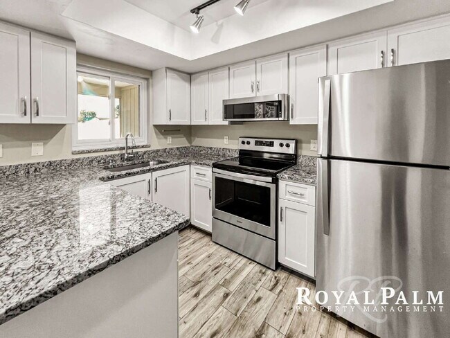 Building Photo - 2 Bed / 1 Bath | Fort Myers | Spring Into This One and Save $500 APPLY BY MAY 15!