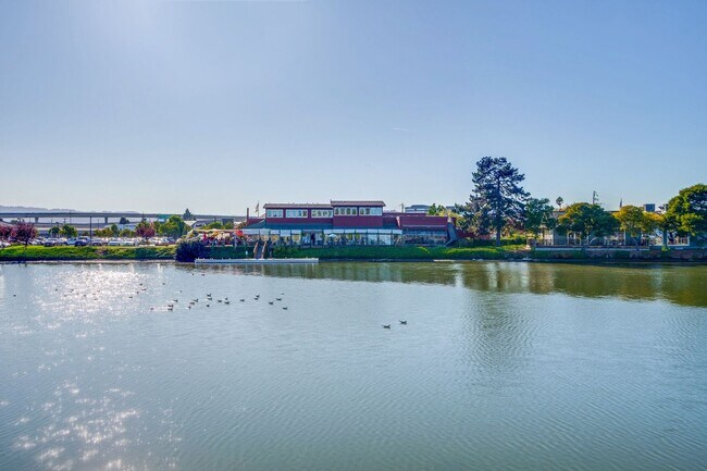 Building Photo - 1108 Shoreline Dr