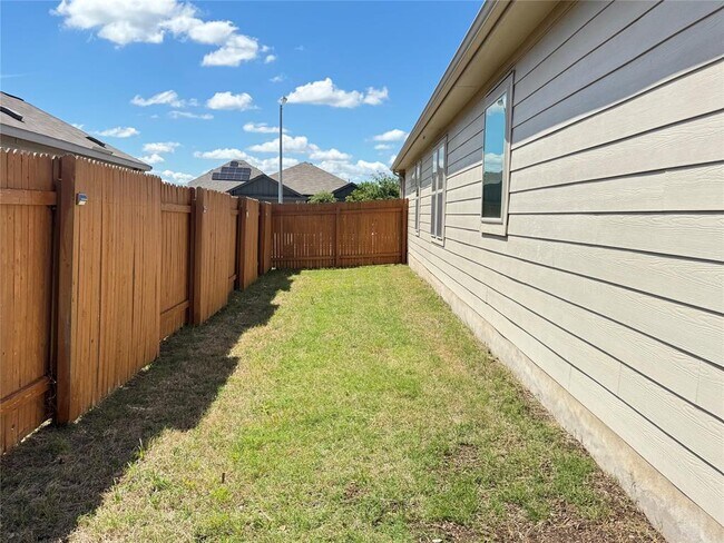 Building Photo - 105 Pearland St
