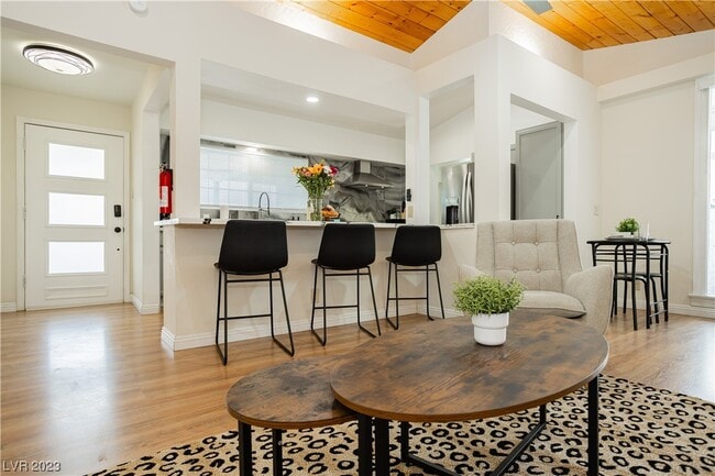 Building Photo - 2205 Santa Paula Dr