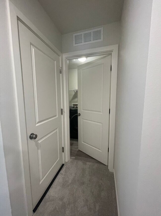 Building Photo - 4 bedrooms + BONUS ROOM And 2.5 baths Tumw...
