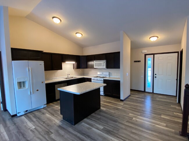 Building Photo - 906 Taft St S