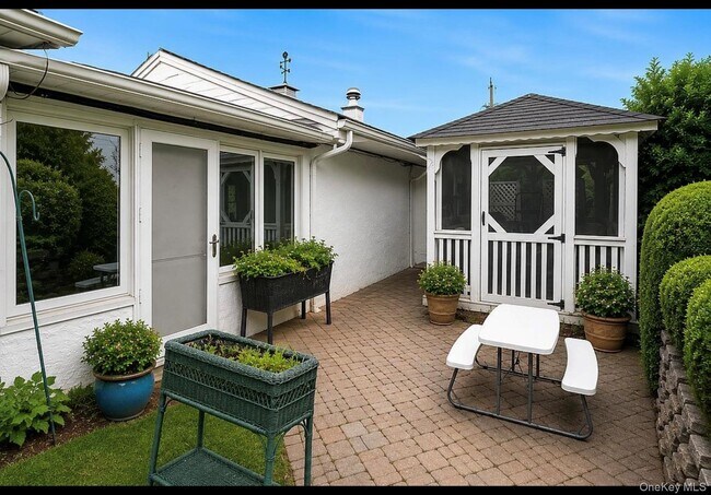 Building Photo - 14 Brisman Dr