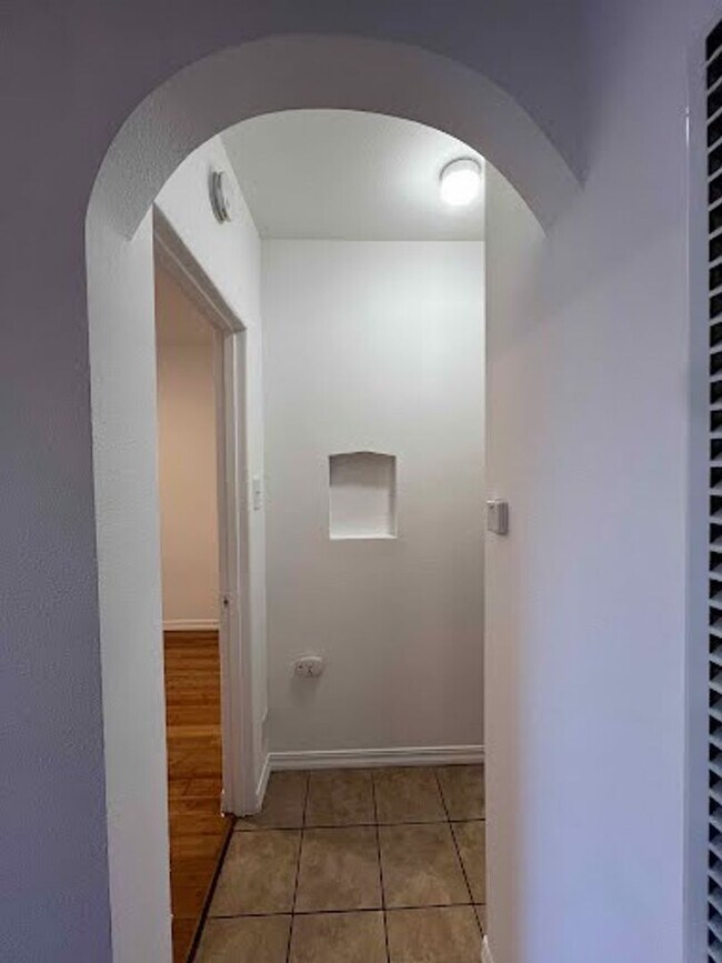 Building Photo - Newly Renovated 1 Bedroom in West Adams