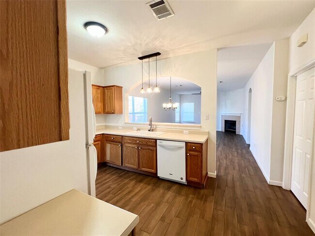 Building Photo - 804 N Creek Blvd