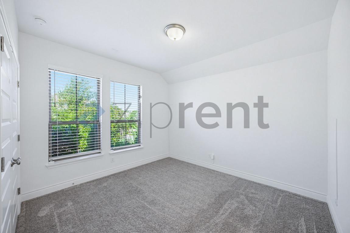 Building Photo - Unit
