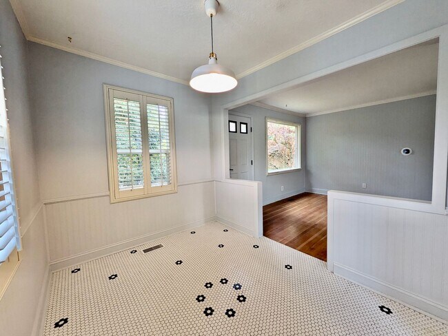 Building Photo - Darling 2 Bed 1 Bath 1940's Cottage Near M...