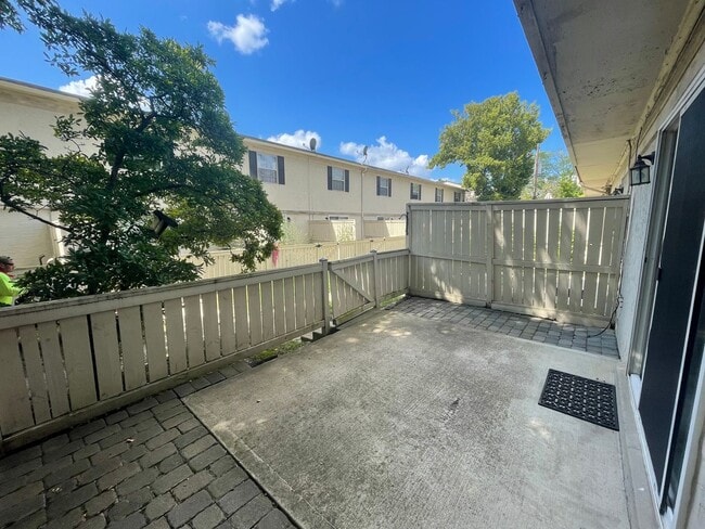 Building Photo - 2575 Olde Hill Ct N