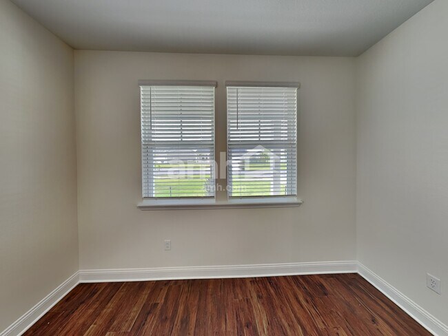 Building Photo - 347 Banyan Frst Dr