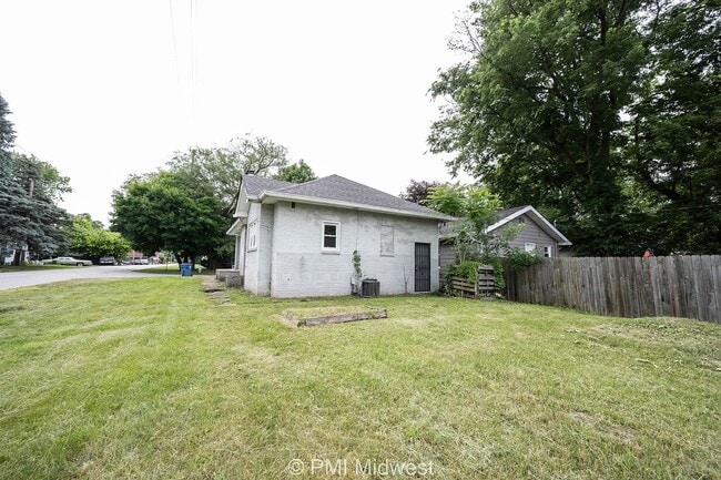Building Photo - 1621 E 49th St