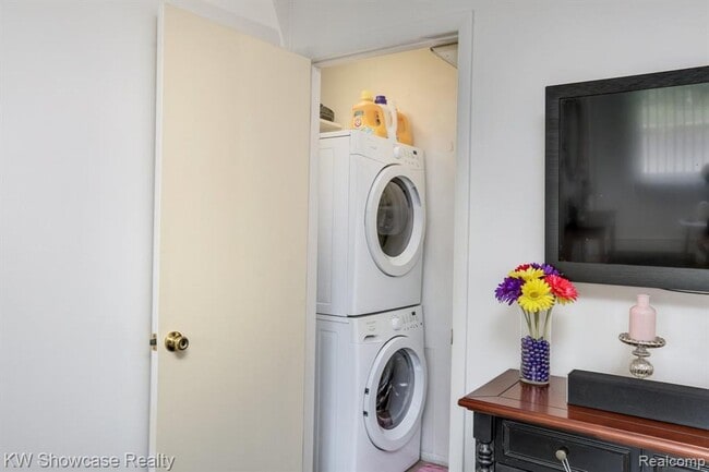 Building Photo - 2 Bed townhouse with Gas and water included!
