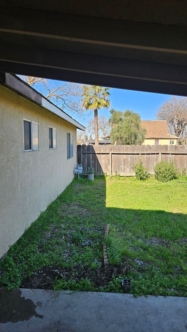 Building Photo - Spacious 3 bedroom with large backyard