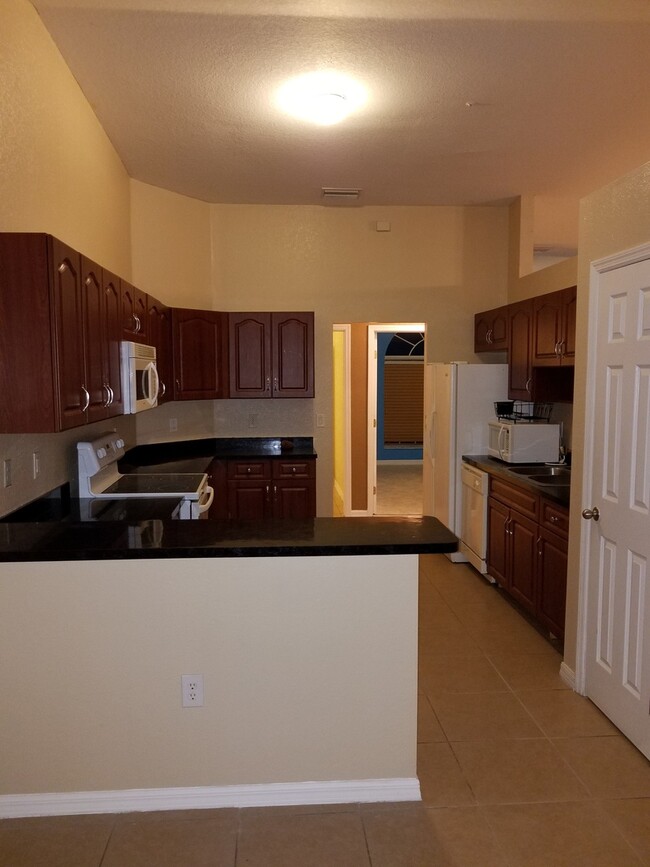 Building Photo - Spacious and Well-Maintained 4-Bedroom Hom...