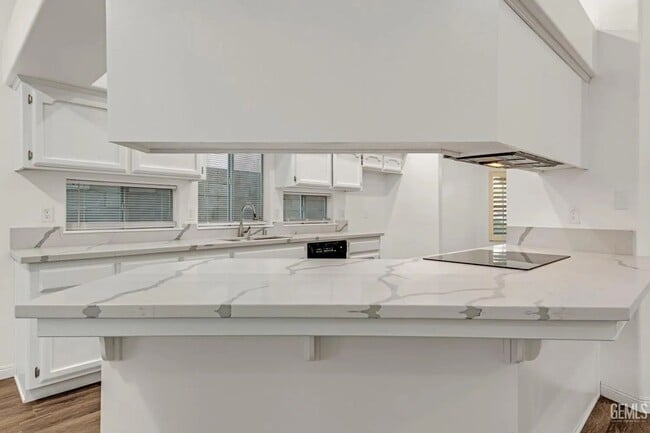 Building Photo - 14004 Las Entradas - Gorgeous NW remodeled...