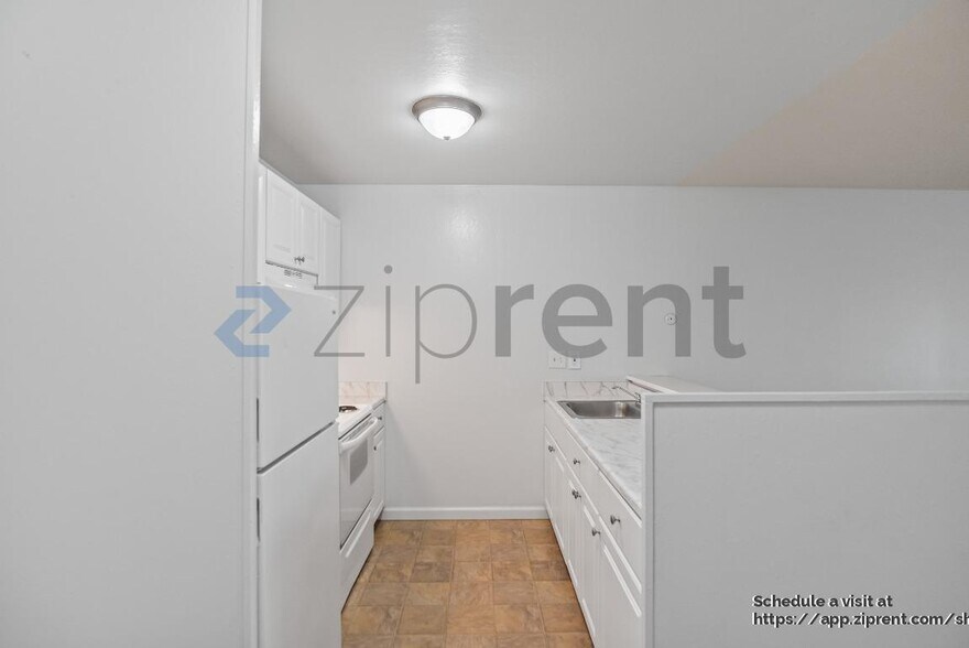 Building Photo - 100 Village Dr