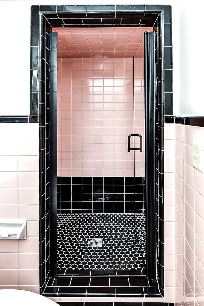 Building Photo - PRE-LEASING Spacious 3-Bed and 2-Bath Apartment!