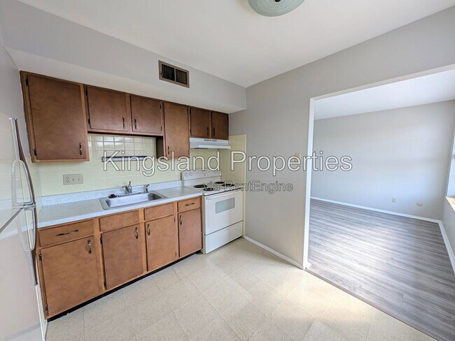 Building Photo - 5353 Walsh St