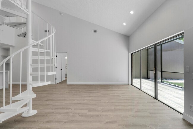 Building Photo - 6680 Thornhill Ct