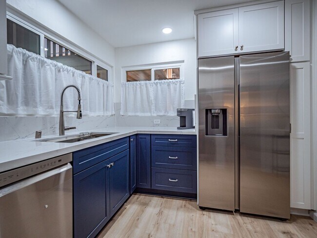 Building Photo - Fully Furnished Minutes from the Beach Newly Remodeled 2 Bedroom Move in Ready!