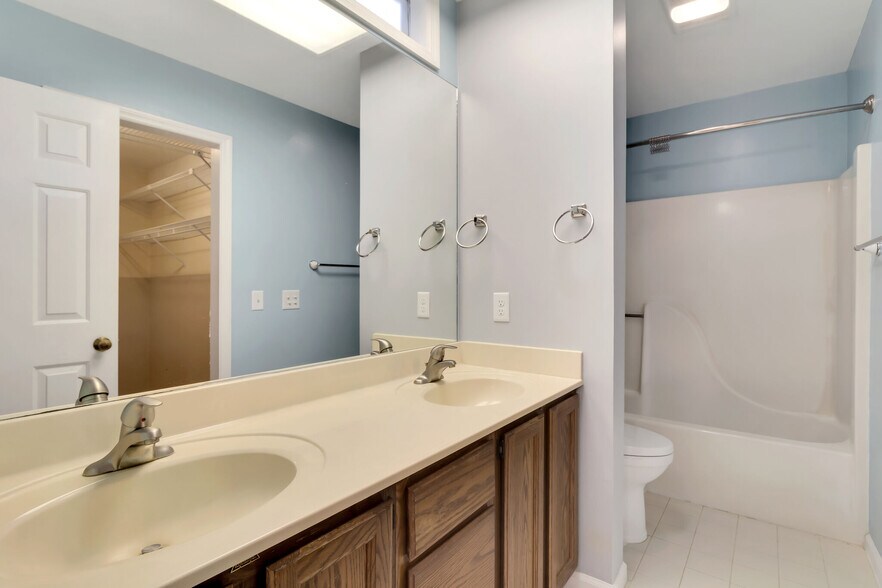 Building Photo - 12 Goldfinch Ln