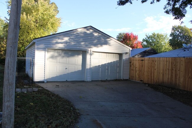 Building Photo - 3 bed 2 bath 2 car garage near campus.