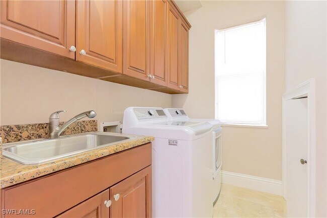 Building Photo - 2915 Coco Lakes Dr