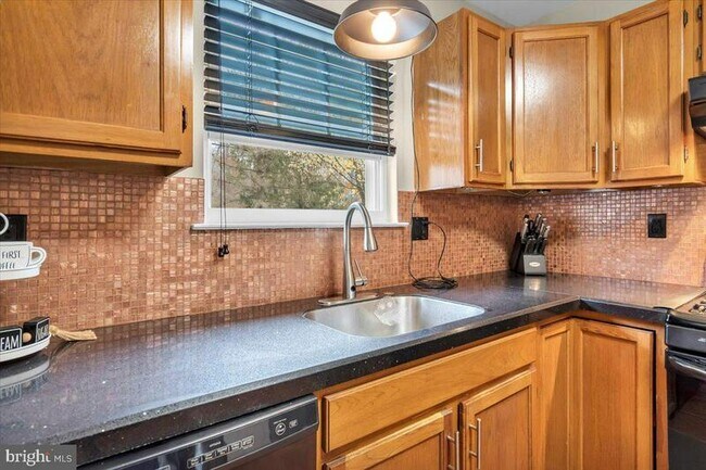 Building Photo - 213 Steeplechase Ct