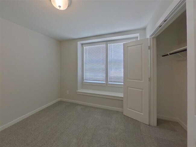 Building Photo - 9835 Willow Creek Commerce Dr