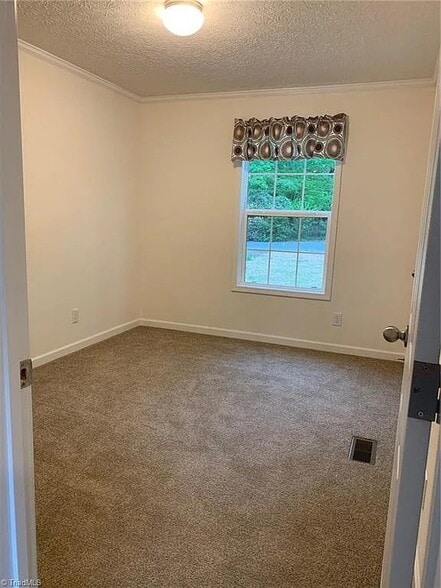 Building Photo - 3735 Oakwood Dr