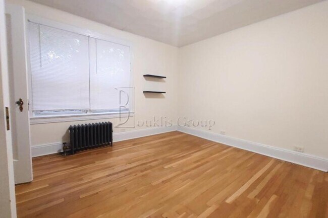 Building Photo - 3 bedroom in ASTORIA NY 11103