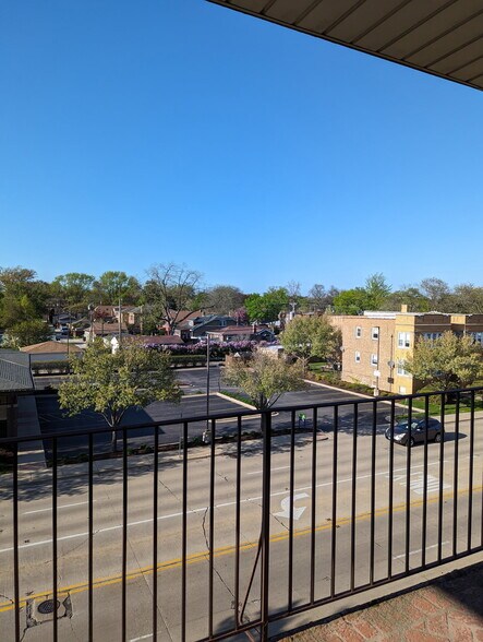 Balcony - 5935 Lincoln Ave
