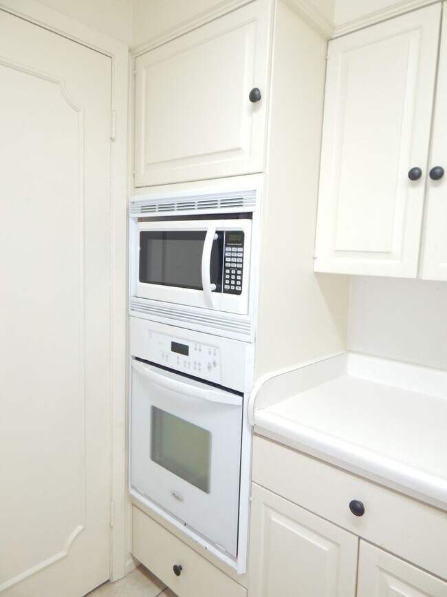 Building Photo - Spacious 3 Bedroom, 2 Bath Duplex in Tyler!