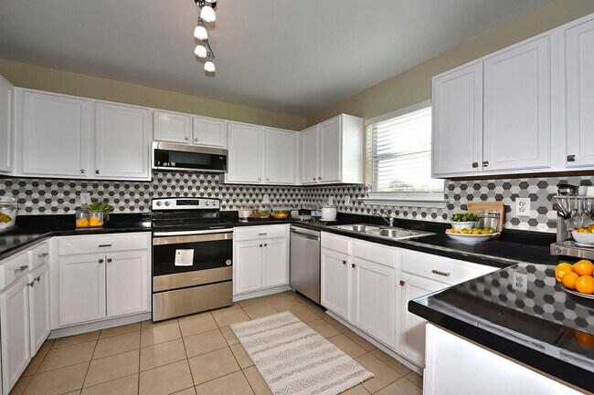Building Photo - 4 Bedrooms!!!!! 2.5 bath and 2 attached ca...