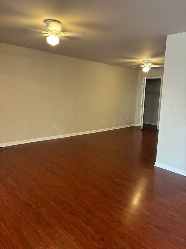Building Photo - Beautifully Updated 3 Bedroom, 2 Bath Sing...