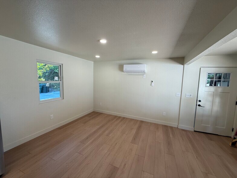 Building Photo - 3099 Laurel Dr