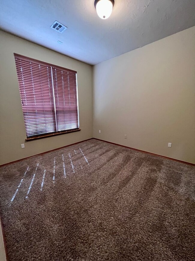 Building Photo - Beautiful home in Heatherwood addition in Moore!