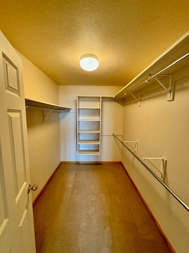 Building Photo - 2 Bedroom, 2 Bathroom Townhouse