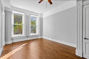 Building Photo - 1102 N Wolcott Ave