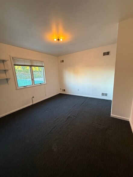 Building Photo - 360 Ridge Rd