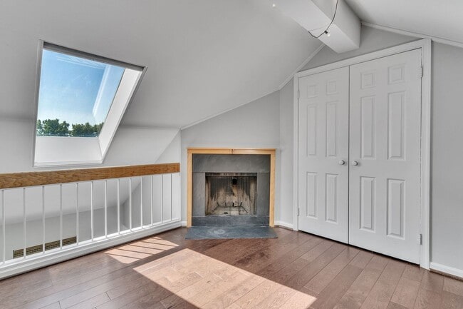 Building Photo - 2 Bedroom with Loft in Old Town North