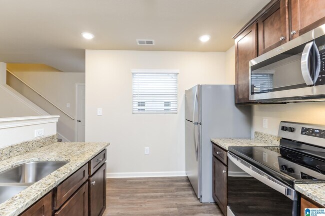 Building Photo - 690 Clover Cir