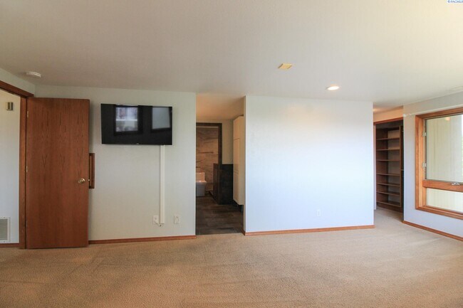 Building Photo - 4 Bed/2 Bath + an Office Richland House