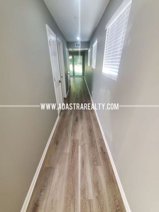 Building Photo - Spacious Duplex in the Heart of Olathe-Com...